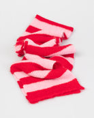 Weicher Schal mit Streifen liegend