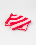 Weiche Mütze mit Streifen im Liegen