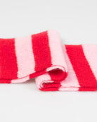 Weicher Schal mit Streifen im Detail