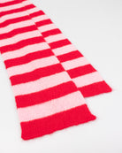 Weicher Schal mit Streifen im Detail