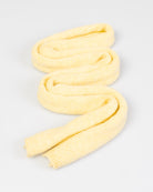 Einfarbiger Schal im Liegen