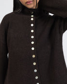 Strickjacke mit Stehkragen im Detail