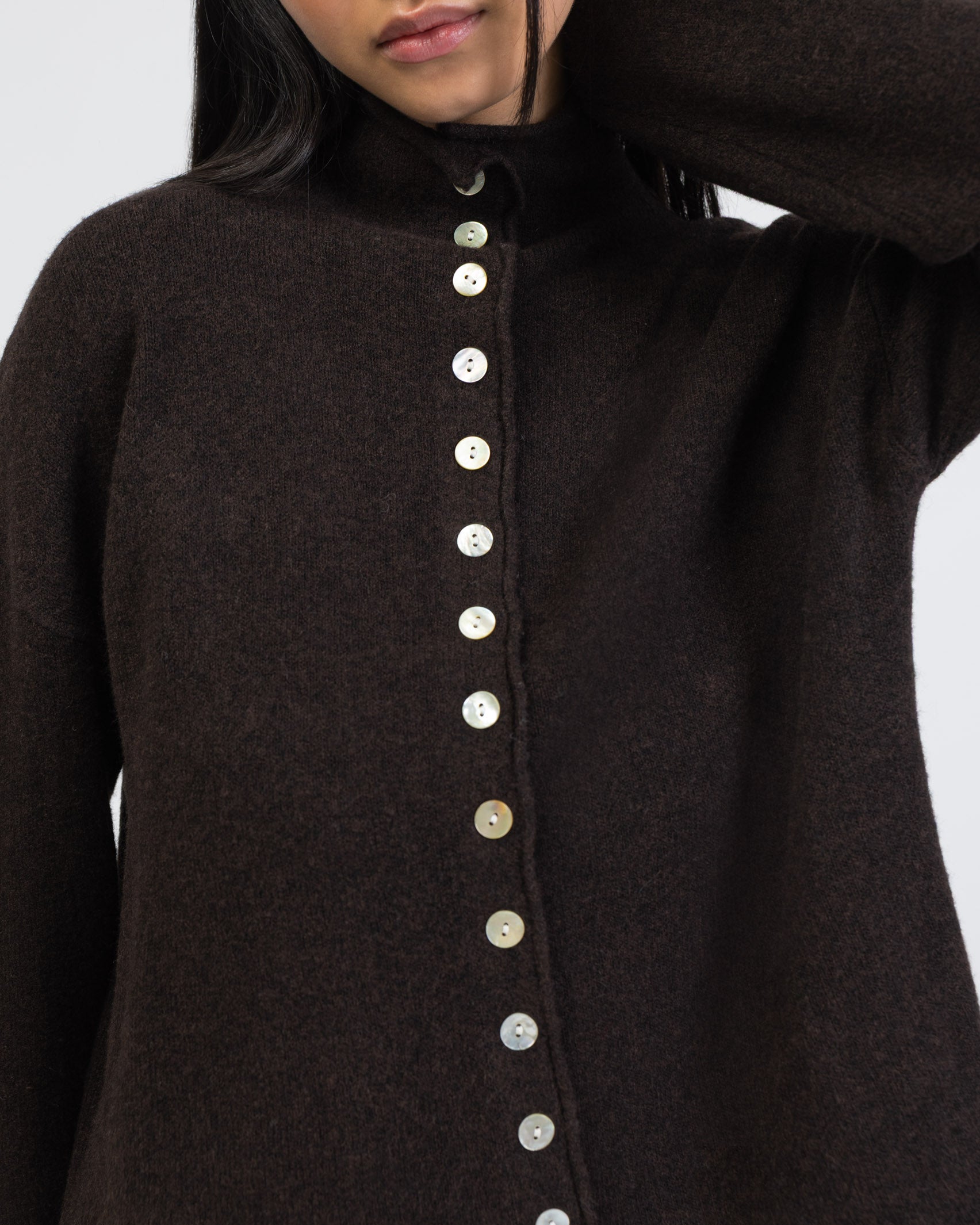 Strickjacke mit Stehkragen im Detail