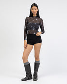 Langarm Mesh Body mit abstrakten Muster kombiniert mit Shorts und Boots
