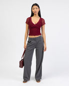 Mesh Shirt mit Spitzendetails kombiniert mit rauer Hose