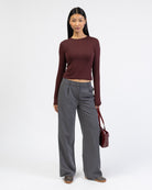 Langarmshirt mit Rundhalsausschnitt kombiniert mit grauer Hose