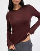 Langarmshirt mit Rundhalsausschnitt im Detail