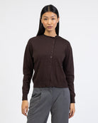 Strickjacke mit asymmetrischer Knopfleiste von vorne