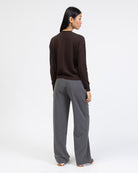 Strickjacke mit asymmetrischer Knopfleiste von hinten