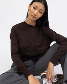 Strickjacke mit asymmetrischer Knopfleiste im SItzen