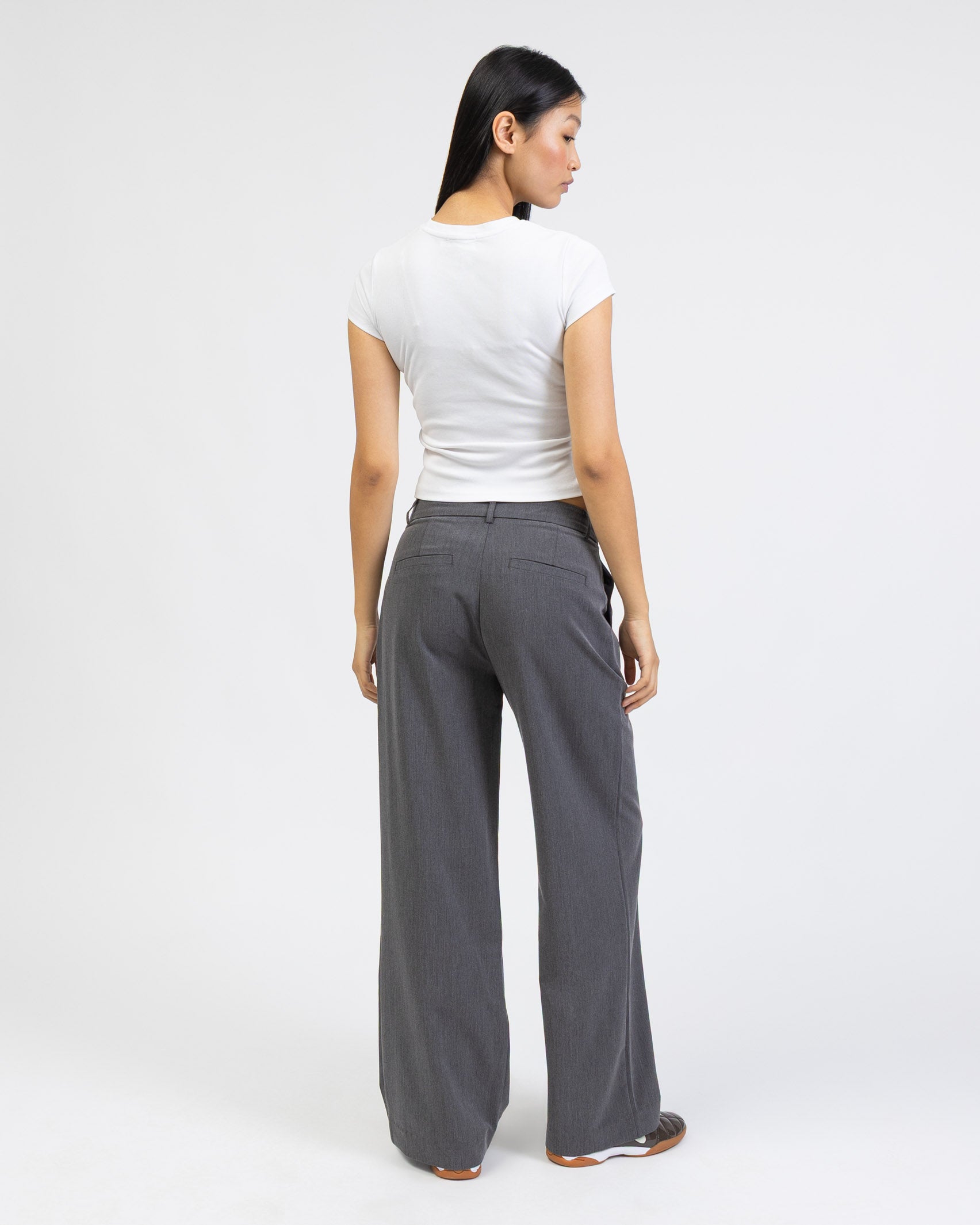 Klassische Anzughose mit geradem Bein von hinten