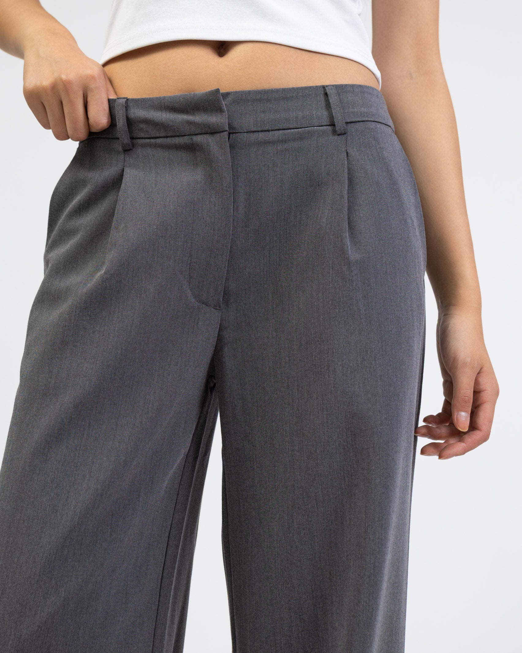 Klassische Anzughose mit geradem Bein im Detail