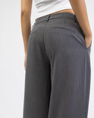 Klassische Anzughose mit geradem Bein im Detail von hinten