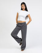 Klassische Anzughose mit geradem Bein in süßer Pose