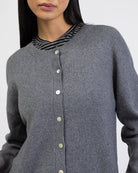 Klassische Strickjacke mit Rundhalsausschnitt im Detail