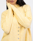 Strickjacke mit Stehkragen im Detail