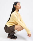 Strickjacke mit Stehkragen im Sitzen