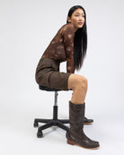 Langarm Mesh Body mit abstrakten Muster von der Seite sitzend