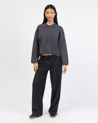 Kastige Strickjacke mit Reißverschluss kombiniert mit brauner Hose