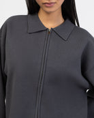 Kastige Strickjacke mit Reißverschluss im Detail