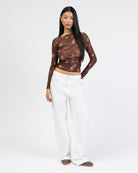 Langarm Mesh Shirt mit abstrakten Muster mit weißer Jeans