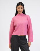 Gerippter Pullover mit Stehkragen von vorne