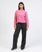 Gerippter Pullover mit Stehkragen kombiniert mit grauer Hose