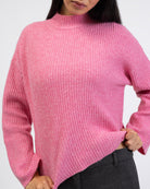Gerippter Pullover mit Stehkragen im Detail