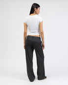 Hose mit Fischgrätmuster von hinten