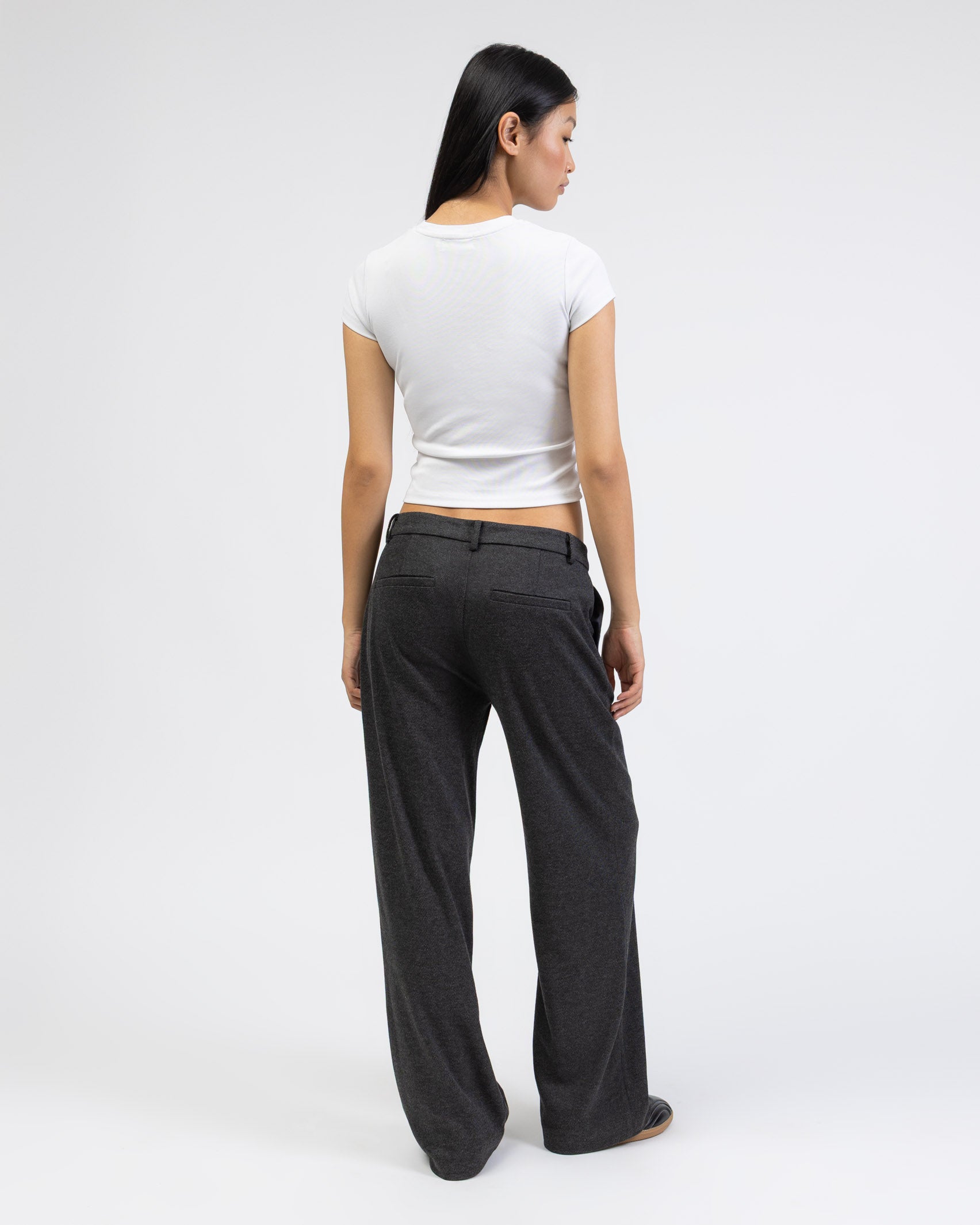 Hose mit Fischgrätmuster von hinten