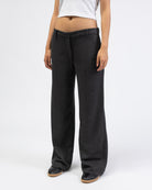 Hose mit Fischgrätmuster kombiniert mit Sneakern