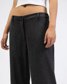 Hose mit Fischgrätmuster im Detail