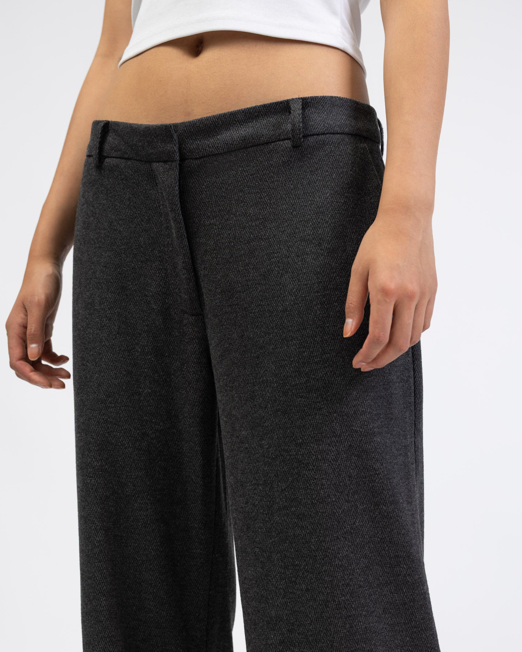 Hose mit Fischgrätmuster im Detail