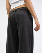 Hose mit Fischgrätmuster im Detail  von hinten