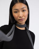 Leichter Schal mit Streifen in Bewegung