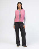 Einfarbige Teddyweste gestylt mit grauer Hose