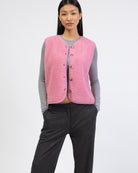 Einfarbige Teddyweste kombiniert mit grauem Langarmshirt und Hose