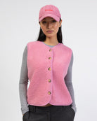 Einfarbige Teddyweste kombiniert mit gleichfarbiger Cap