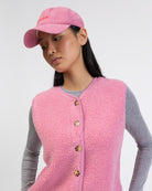 Einfarbige Teddyweste von der Seite