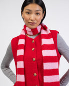 Weicher Schal mit Streifen von voorne am Model