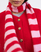 Weicher Schal mit Streifen im Detail