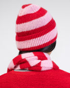 Weiche Mütze mit Streifen von hinten getragen