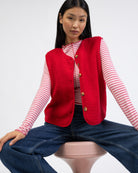 Einfarbige Teddyweste im SItzen