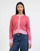 Gestreifte Strickjacke mit Knöpfen von vorne