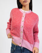 Gestreifte Strickjacke mit Knöpfen im Detail