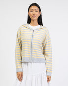 Gestreifte Strickjacke mit Kapuze von vorne