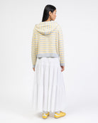 Gestreifte Strickjacke mit Kapuze von hinten