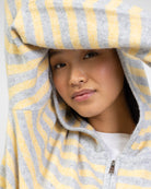 Gestreifte Strickjacke mit Kapuze im Detail