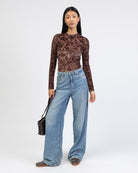 Body mit Blätter Print aus Samt kombiniert mit blauer Jeans