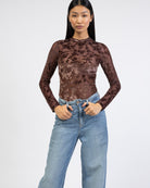 Body mit Blätter Print aus Samt von vorne